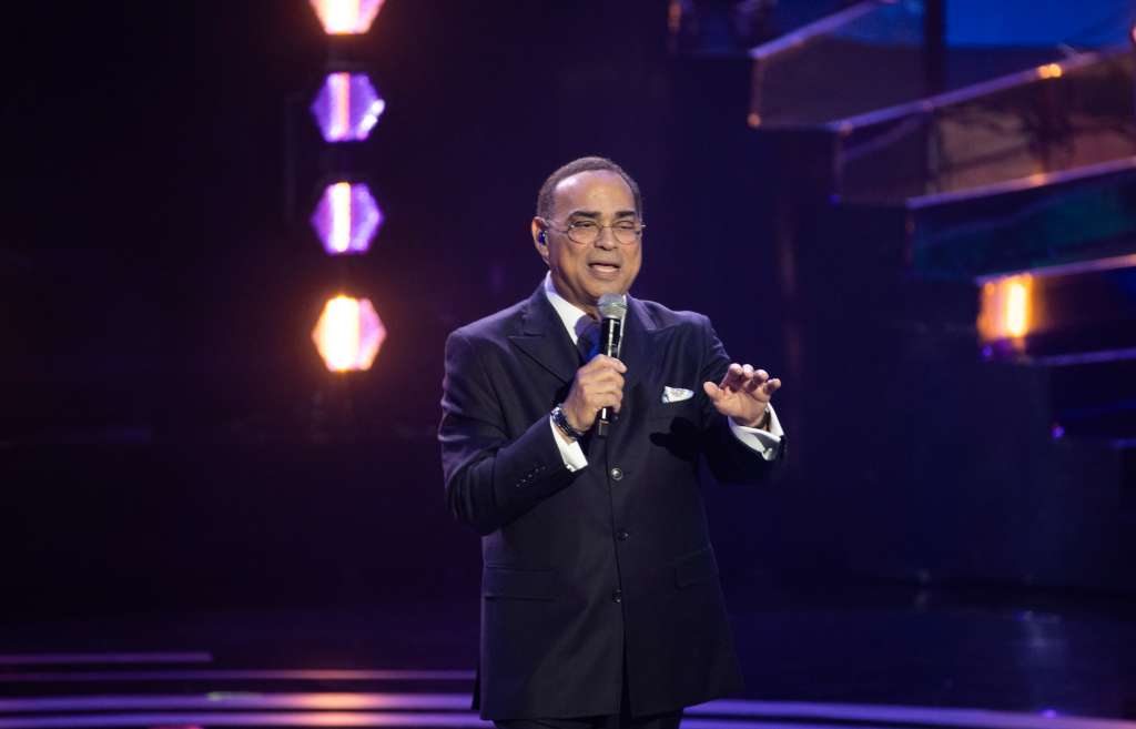 AME2642. SANTO DOMINGO (REPÚBLICA DOMINICANA), 25/03/2025.- El cantante Gilberto Santa Rosa se presenta durante los Premios Soberano este martes, en el Teatro Nacional de Santo Domingo (República Dominicana). La Asociación de Cronistas de Arte (Acroarte) entrega cada año los Premios Soberano, para galardonar lo mejor de la música, el arte popular, el arte clásico y las comunicaciones. EFE/ Orlando Barría