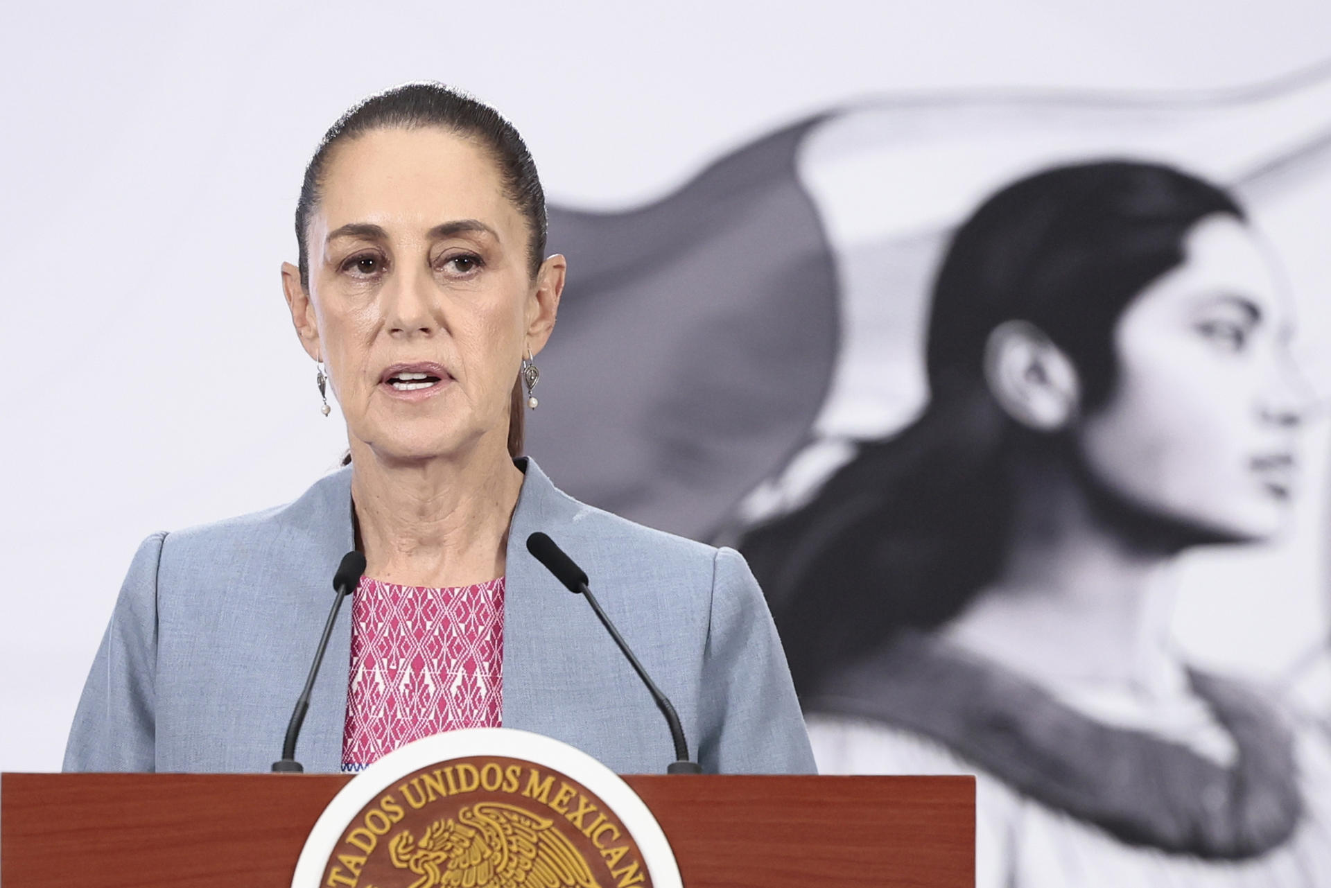 MEX526. CIUDAD DE MÉXICO (MÉXICO), 21/04/2026.-MEX525. CIUDAD DE MÉXICO (MÉXICO), 21/04/2026.- La presidenta de México, Claudia Sheinbaum, habla en una rueda de prensa este martes, en Palacio Nacional de Ciudad de México (México). Sheinbaum anunció que el próximo domingo inaugurará el tren que conectará Ciudad de México con el Aeropuerto Internacional Felipe Ángeles (AIFA), en lo que presentó como el siguiente paso de su estrategia para reactivar la red ferroviaria de pasajeros y carga en el país. EFE/José Méndez