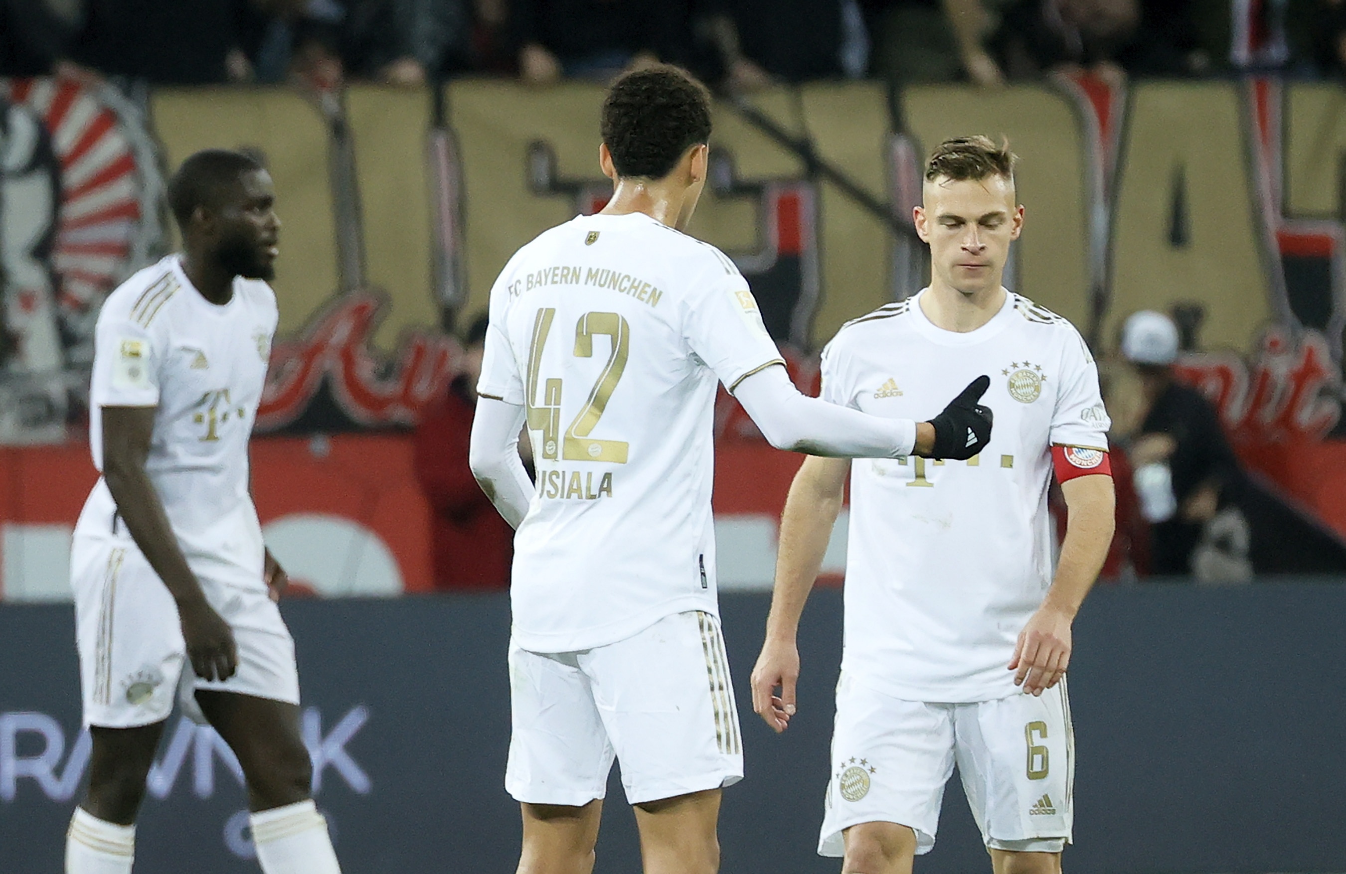 Leverkusen (Germany), 19/03/2023.- Munich players react during the German Bundesliga soccer match between Bayer 04 Leverkusen and FC Bayern Munich in Leverkusen, Germany, 19 March 2023. (Alemania) EFE/EPA/RONALD WITTEK CONDITIONS - ATTENTION: The DFL regulations prohibit any use of photographs as image sequences and/or quasi-video.
