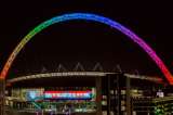 Protesta contra la Fifa: Inglaterra ilumina su casa con los colores de la bandera LGBT