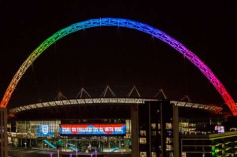 Protesta contra la Fifa: Inglaterra ilumina su casa con los colores de la bandera LGBT