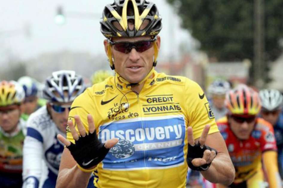 El estadounidense Lance Armstrong cuando alardeada de sus siete títulos en el Tour de Francia, de los que fue despojado por dopaje. / Archivo