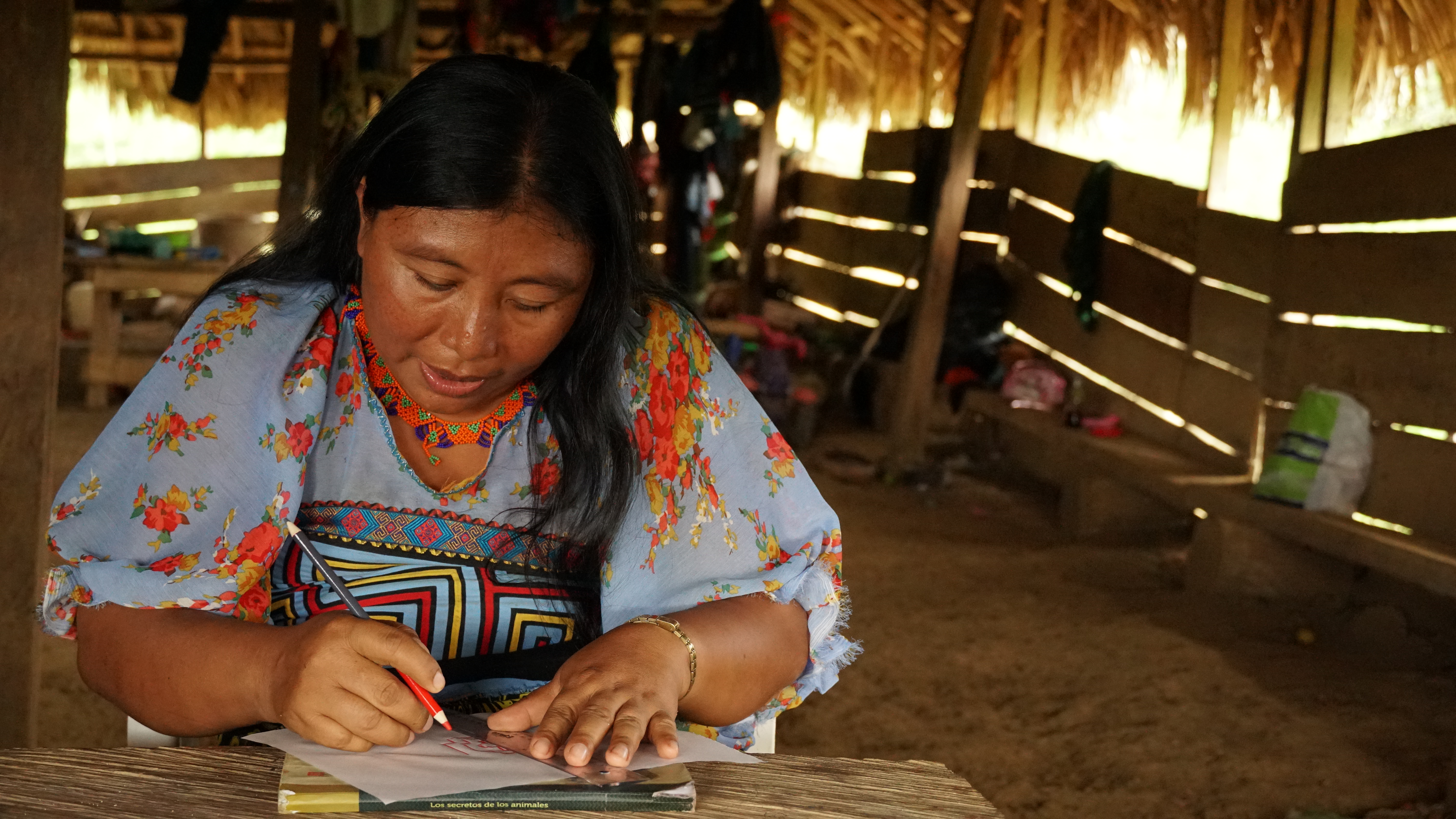 Las piezas artesanales que se muestran en esta exposición se dividen en 5 ejes, Relatos de Pensamiento y memoria, con artesanos de La Guajira, Risaralda, Antioquia, Bolívar, Bogotá y Nariño.