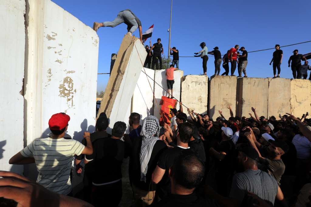 Baghdad (Iraq), 27/07/2022.- Supporters of Iraqi Shiite cleric Muqtada al-Sadr, head of the Sadrist movement, storm the so-called 'Green Zone' in central Baghdad, Iraq, 27 July 2022. Protesters loyal to popular Shiite cleric Muqtada al-Sadr breached the heavily fortified Green Zone, home to government buildings and foreign embassies in Baghdad, protesting against a premiership candidate announced by the Coordination Framework earlier this week. The Iraqi Prime Minister called on the demonstrators to withdraw. (Protestas, Bagdad) EFE/EPA/AHMED JALIL
