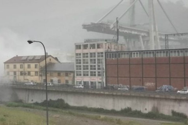 Se derrumba puente en autopista en Génova , Italia, dejando 11 muertos