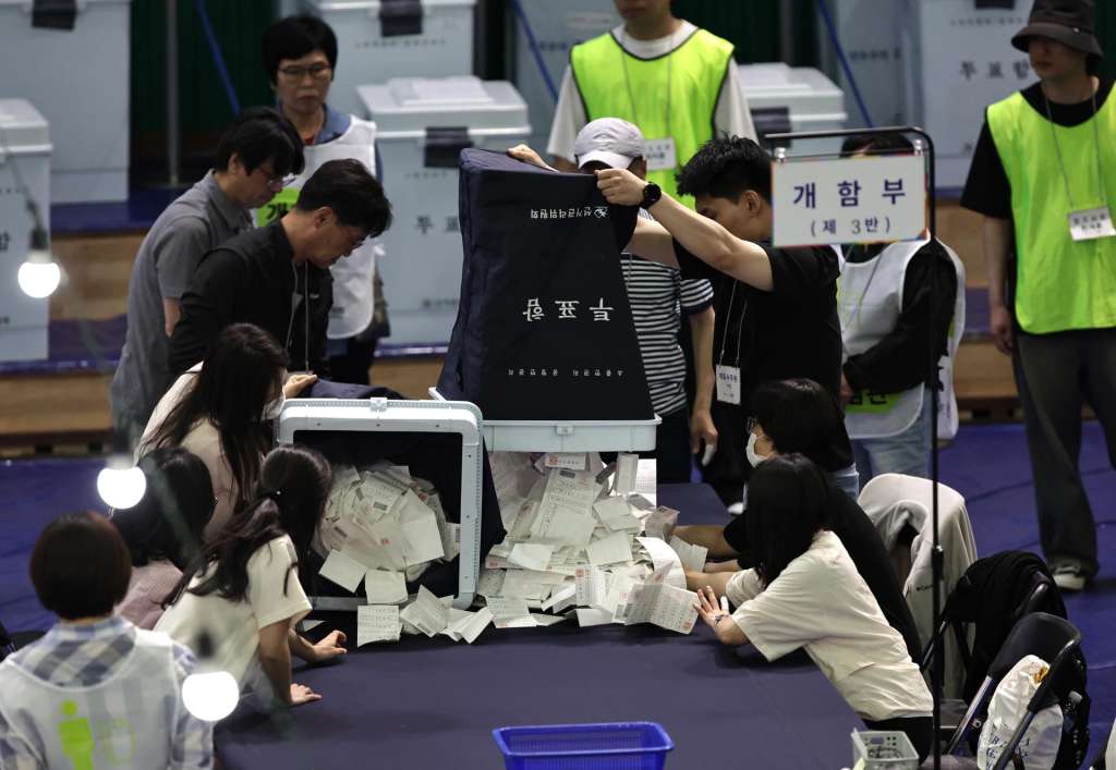 Seoul (South Korea), 03/06/2025.- South Korean electoral officials count ballots at a ballot-counting station after voting for the presidential elections was closed in Seoul, South Korea, 03 June 2025. South Korea's 21st presidential inauguration will be held indoors at the National Assembly on 04 June, following the conclusion of the snap presidential election held on 03 June. (Elecciones, Corea del Sur, Seúl) EFE/EPA/ANDRES MARTINEZ CASARES
