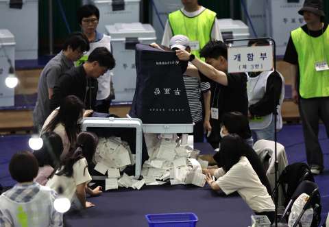 Candidato de centroizquierda gana presidenciales en Corea del Sur, según sondeos