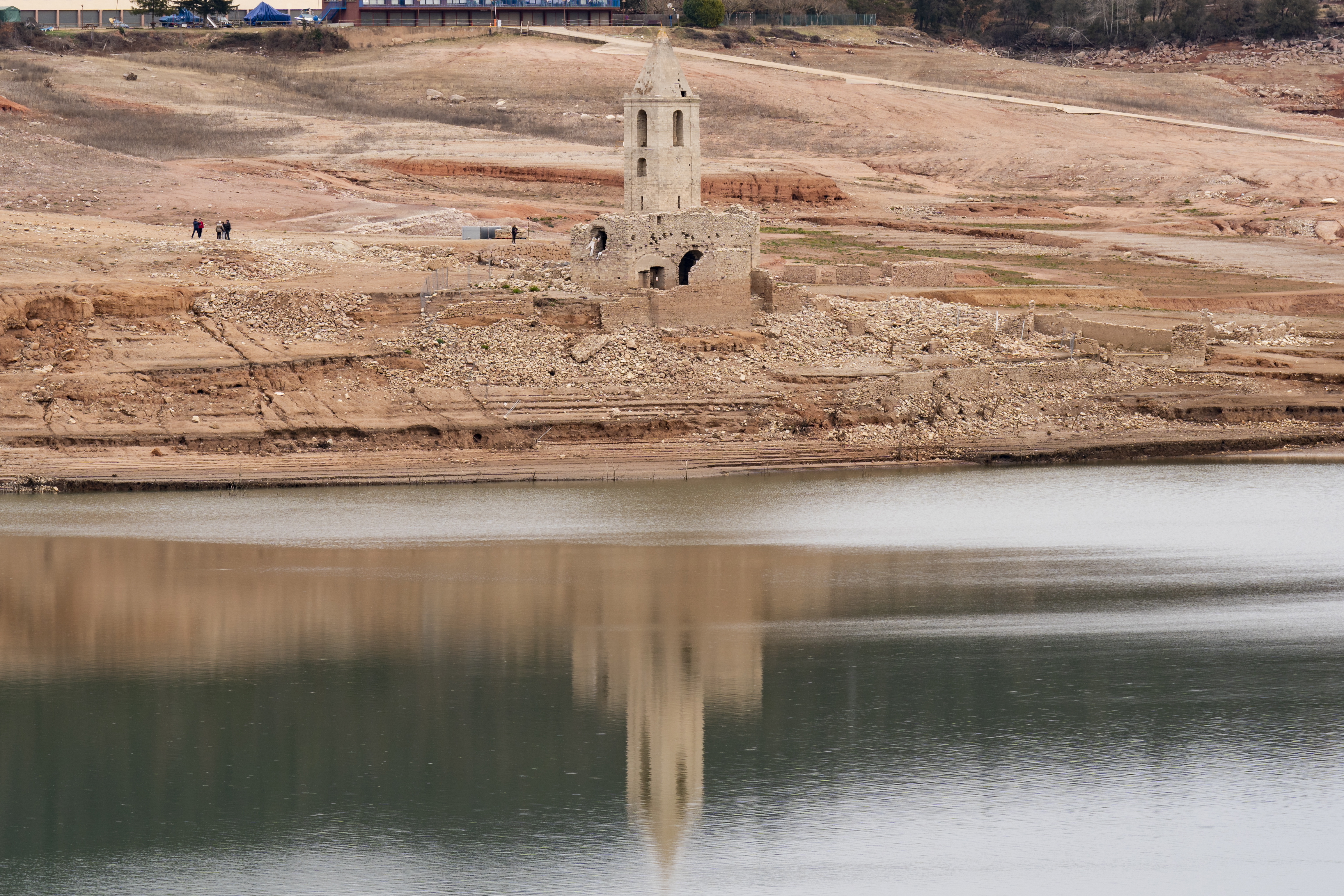 GRAFCAT6574. VILANOVA DE SAU (BARCELONA) (ESPAÑA), 27/02/2023.-Aspecto este lunes del pantano de Sau, tras conocerse que laa Generalitat estudia vaciar el embalse de Sau y trasvasarlo al de Susqueda con el fin de aprovechar al máximo el agua de ese pantano ante la severa sequía y no descarta aplicar restricciones en el suministro doméstico a finales de año, si en los próximos meses no llueve lo suficiente.EFE/Siu Wu