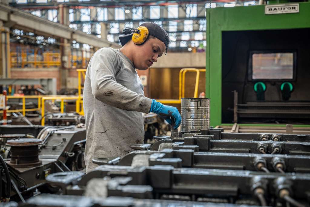 Imagen que muestra a un trabajador de una industria metalúrgica en Medellín.