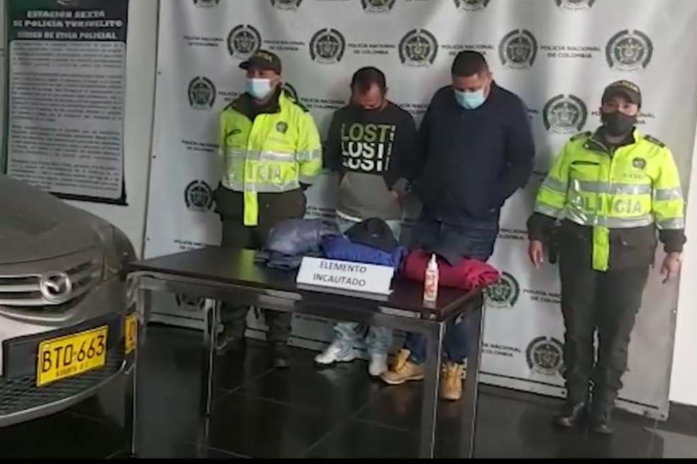 Los dos hombres fueron capturados abordo de un vehículo.
