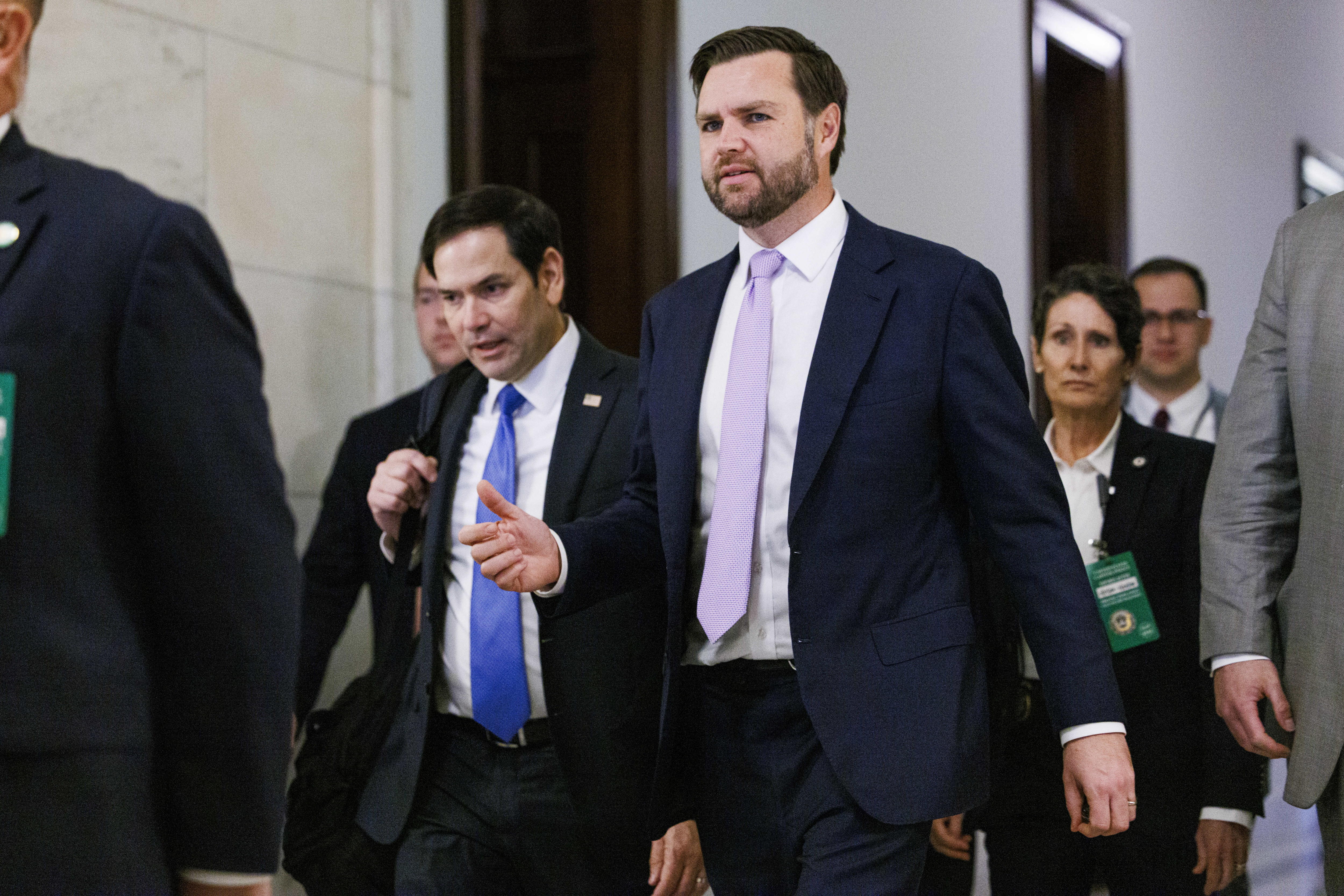 Washington (United States), 21/11/2024.- US Senator Marco Rubio (L), President-Elect Trump'Äôs pick for Secretary of State, walks with Vice President-Elect JD Vance (C) in the Russel Senate Office Building in Washington, DC, USA, 21 November 2024. EFE/EPA/AARON SCHWARTZ