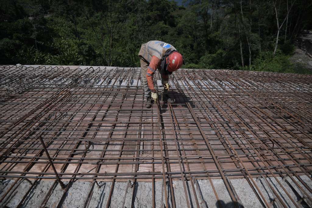 La concesión de la Transversal del Sisga es uno de los proyectos que han retomado obras después de que el Gobierno Nacional autorizara la reactivación del sector de construcción y luego de que la Agencia Nacional de Infraestructura (ANI) avalara el protocolo de bioseguridad presentado para el manejo del Covid-19. Así se trabaja hoy por hoy en esta vía de 137 kilómetros que atraviesa doce municipios desde el sector del Sisga, en Cundinamarca, hasta Sabanalarga, Casanare.