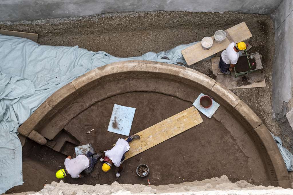 ROMA, 16/07/2024.- El hallazgo de una tumba de la antigua ciudad romana de Pompeya, sepultada por la erupción del Vesubio en el 79 d.C, arroja luz sobre la historia de España y sobre la organización del poder romano en los tiempos del emperador Augusto, informó este martes el yacimiento arqueológico. En la tumba se puede leer "praefectus Autrygonum", es decir, prefecto de los Autrygoni o Autorigoni, un pueblo procedente de las regiones del norte de la península Ibérica, donde el primer emperador romano participó en las "guerras del Cantábrico" entre el año 29 y 19 A.C, para completar la ocupación de España, 'Hispania' en latín. La inscripción de este cargo ocupado por Numerio Agrestino, a quien honra la sepultura, hasta ahora no había sido demostrado y ayuda a comprender mejor la organización del poder romano en una fase de transición hacia el modelo imperial. EFE/ Officina de prensa del parque arqueológico de Pompeya/ Annasilviavacca /SOLO USO EDITORIAL/SOLO DISPONIBLE PARA ILUSTRAR LA NOTICIA QUE ACOMPAÑA (CRÉDITO OBLIGATORIO)