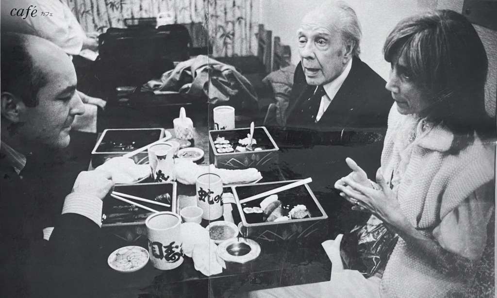 Jorge Luis Borges, María Kodama y el corresponsal de la Agencia Efe en Tokio en 1984, David Corral, en un restaurante de sushi. / Foto Gonzalo Robledo