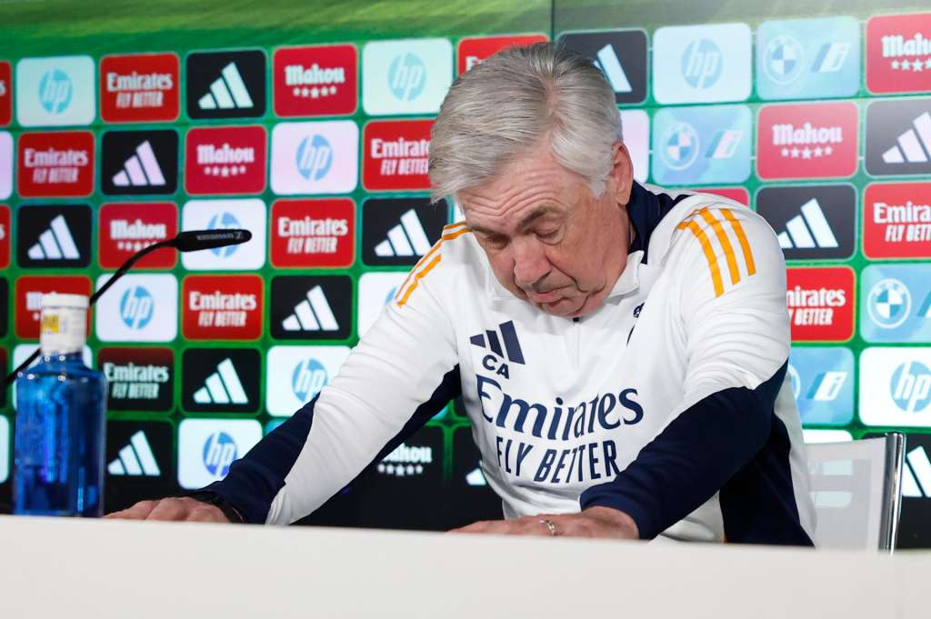 MADRID, 19/04/2025.- El entrenador del Real Madrid, Carlo Ancelotti, da una rueda de prensa tras dirigir un entrenamiento este sábado en Valdebebas en la víspera de su partido de LaLiga EA Sports contra el Athletic Club de Bilbao. EFE/Chema Moya