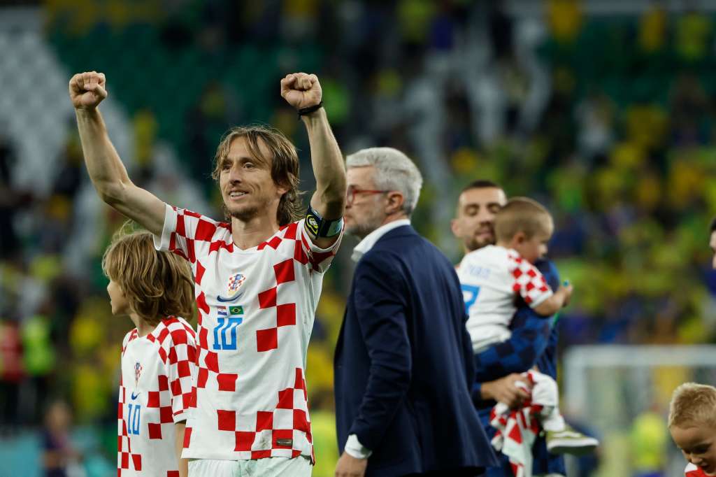 . RAYAN (CATAR), 09/12/2022.- Luka Modrić de Croacia celebra al ganar hoy, en un partido de los cuartos de final del Mundial de Fútbol Qatar 2022 en el estadio Ciudad de la Educación en Rayán (Catar). EFE/Juanjo Martin