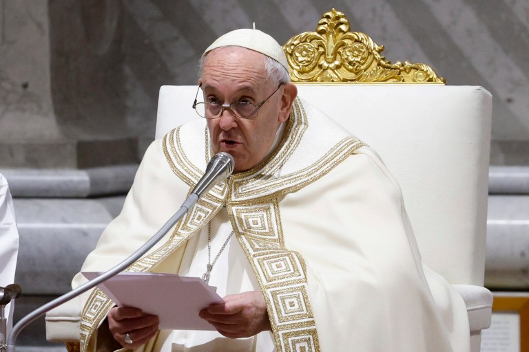 Así fue el homenaje del papa Francisco a Benedicto XVI en el día de su muerte
