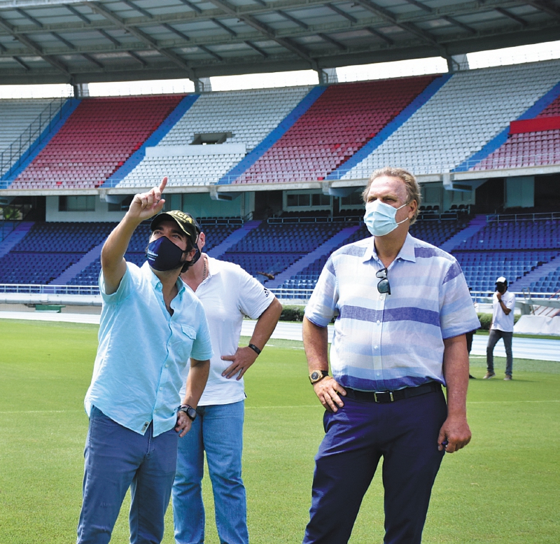 Jaime Pumarejo, alcalde de Barranquilla, y Ramón Jesurún, presidente de la Federación Colombiana de Fútbol, en el estadio Metropolitano Roberto Meléndez. El partido de clasificación al mundial Qatar 2020 entre Colombia y Venezuela comienza a las 6:30 p.m.