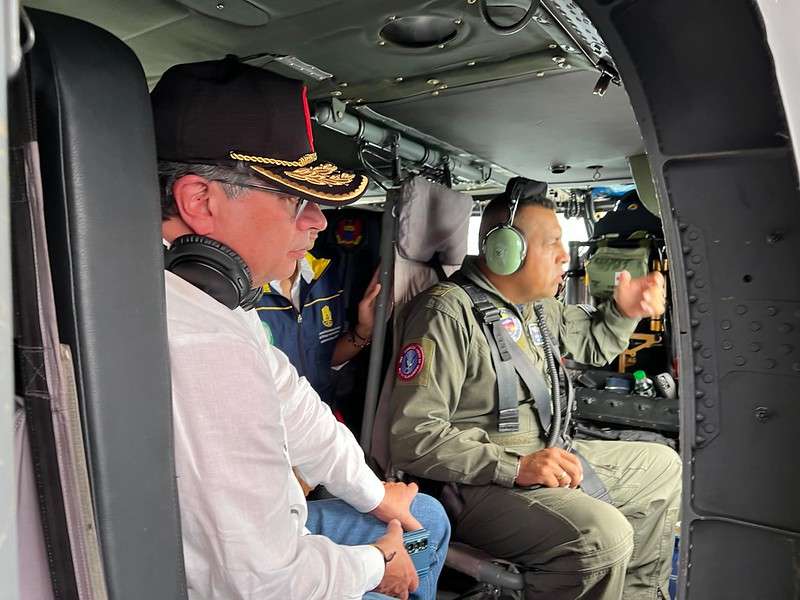 El presidente Gustavo Petro en el sobrevuelo a las zonas afectadas en el Chocó.