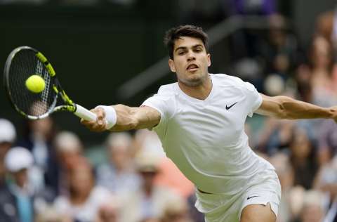 Carlos Alcaraz y Jannik Sinner se estrenaron con victoria en Wimbledon