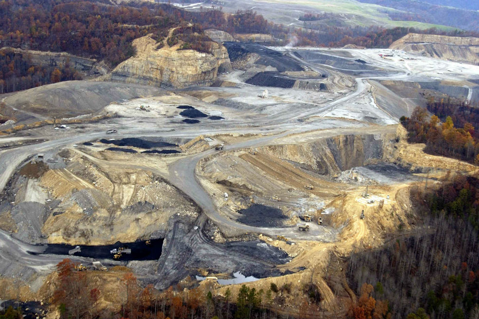 Una montaña en la que se hace minería a cielo abierto cerca de Hazard (Perry County, Kentucky). / The Mountaintop Removal Road Show
