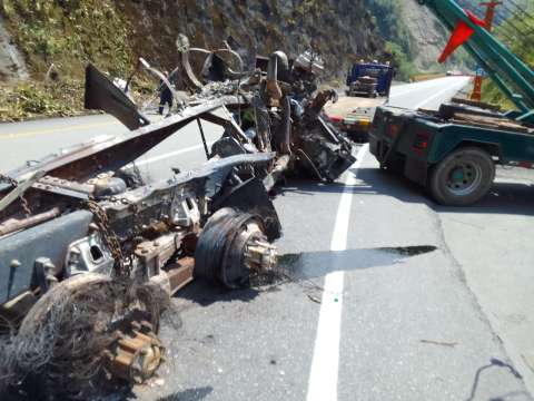 Avanza retiro de camión que explotó en vía al Llano, bloqueo retrasa la apertura