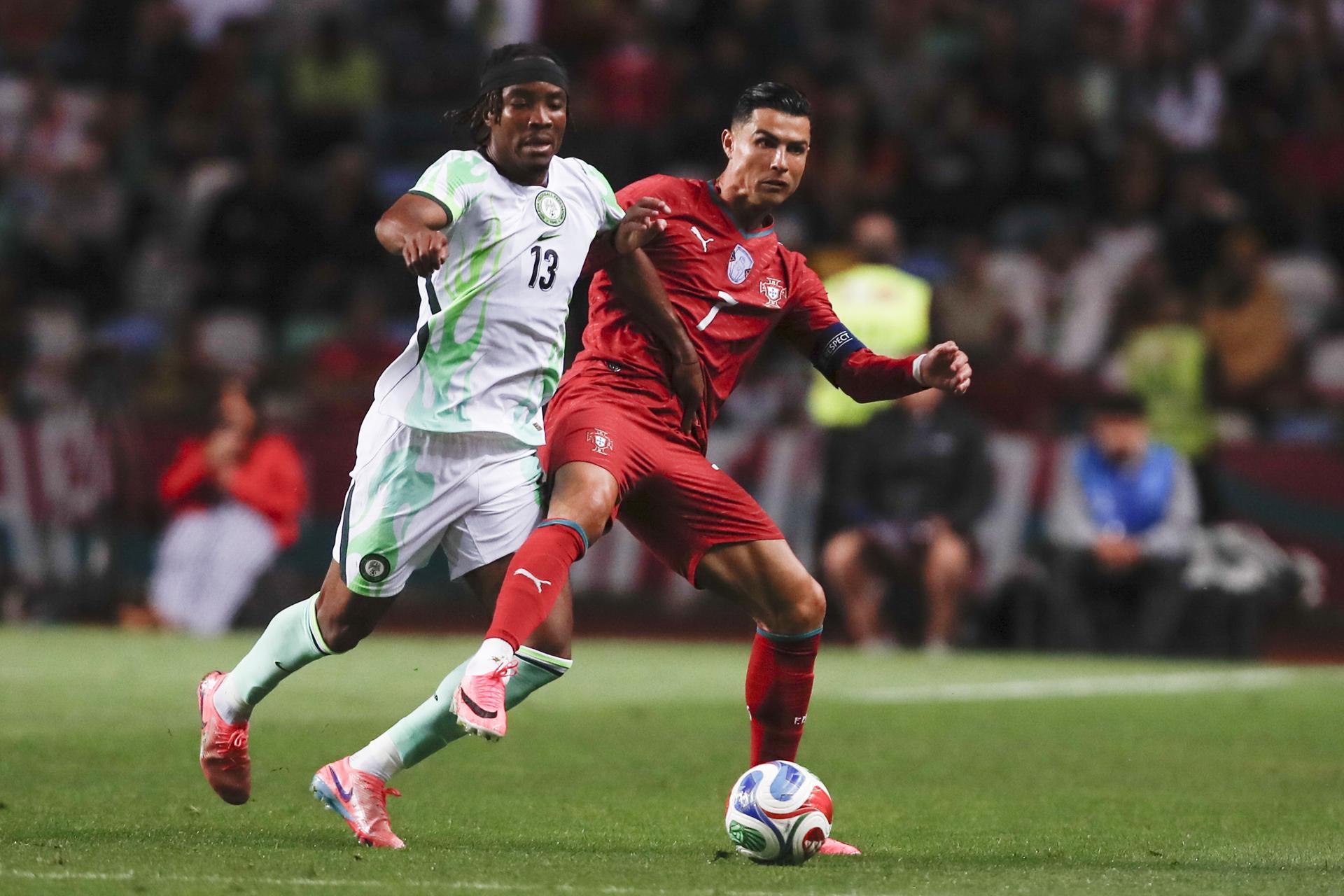 Leiria (Portugal), 10/06/2026.- Portugal player Cristiano Ronaldo (R) and Nigeria player Bruno Onyemaechi in action during the international soccer friendly match Portugal against Nigeria in Leiria, Portugal, 10 June 2026. (Futbol, Amistoso) EFE/EPA/PAULO CUNHA