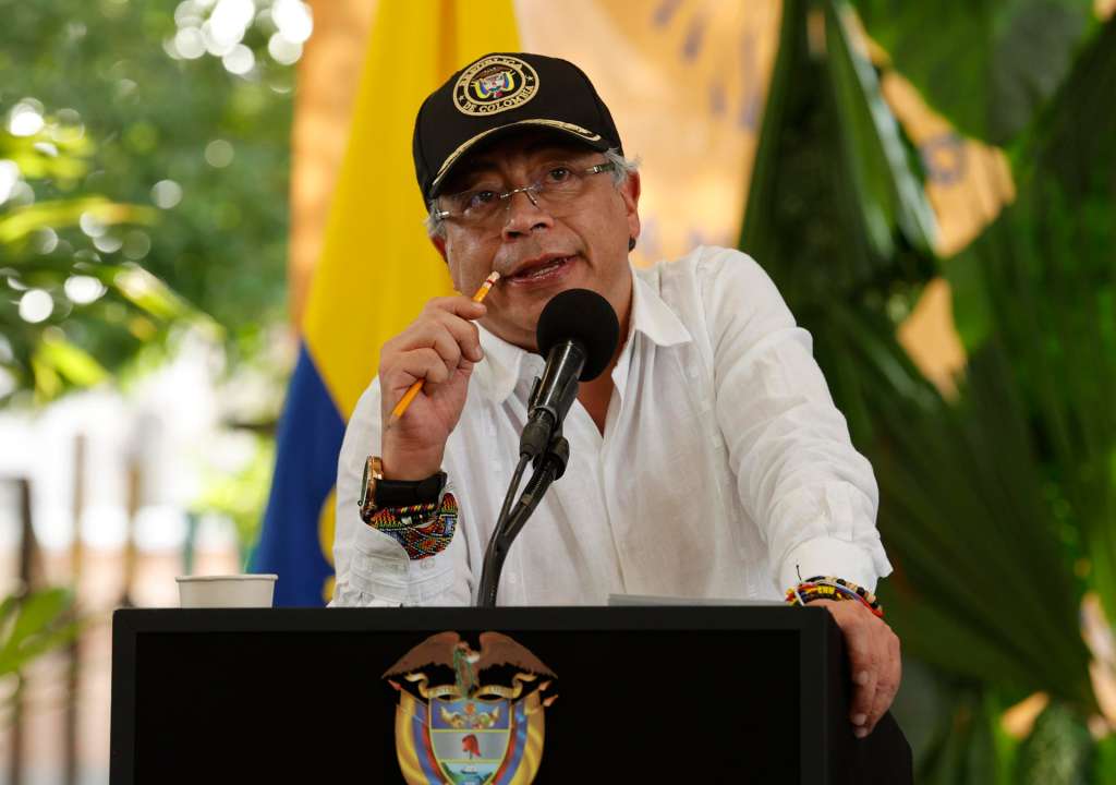 AME8297. PUERTO ASÍS (COLOMBIA), 15/10/2025.- El presidente de Colombia, Gustavo Petro, habla en un evento protocolario de destrucción de armas este miércoles, en Puerto Asís (Colombia). Petro encabezó en el departamento de Putumayo un acto de destrucción de armas incautadas a los comandos de la frontera. EFE/ Mauricio Dueñas Castañeda