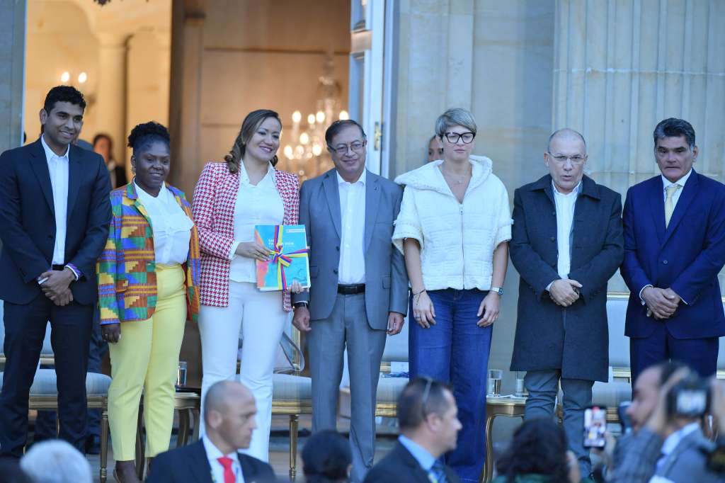 La ministra de salud Carolina Corcho y el presidente Petro presentado la reforma a la salud.