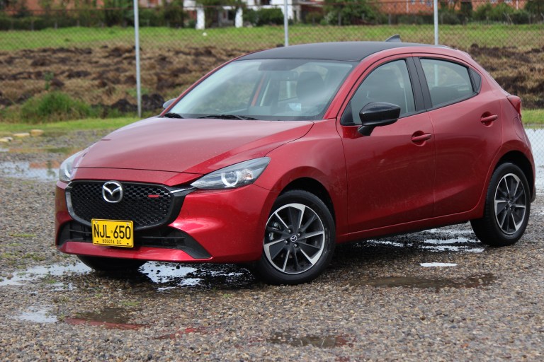 La suspensión delantera del Mazda 2 con motor de 2.0 litros es una independiente tipo McPherson con barra estabilizadora. La trasera funciona con barra de torsión y amortiguadores telescópicos.