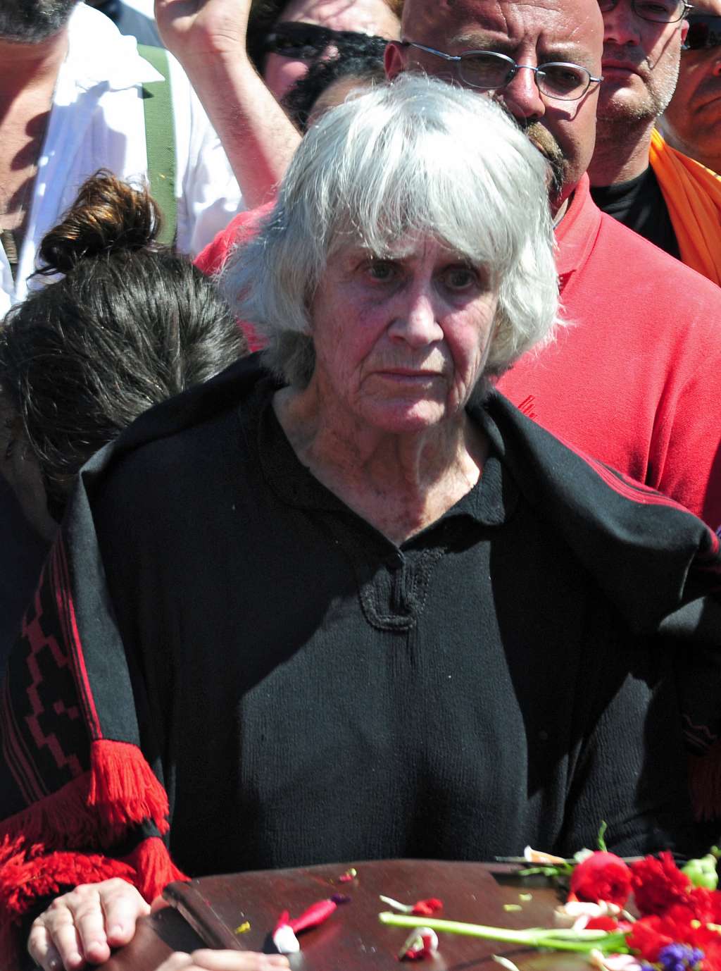 La viuda del cantante chileno Víctor Jara, Joan Jara, junto al ataúd que contiene los restos del cantante chileno Víctor Jara, durante su funeral en Santiago el 5 de diciembre de 2009.