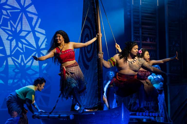 Con una escenografía y una música repleta de elementos de la cultura de las islas del Pacífico que inspiran el clásico cuento sobre la mayoría de edad, esta innovadora producción sumergirá al público en una aventura transformadora a través de tierra y mar.