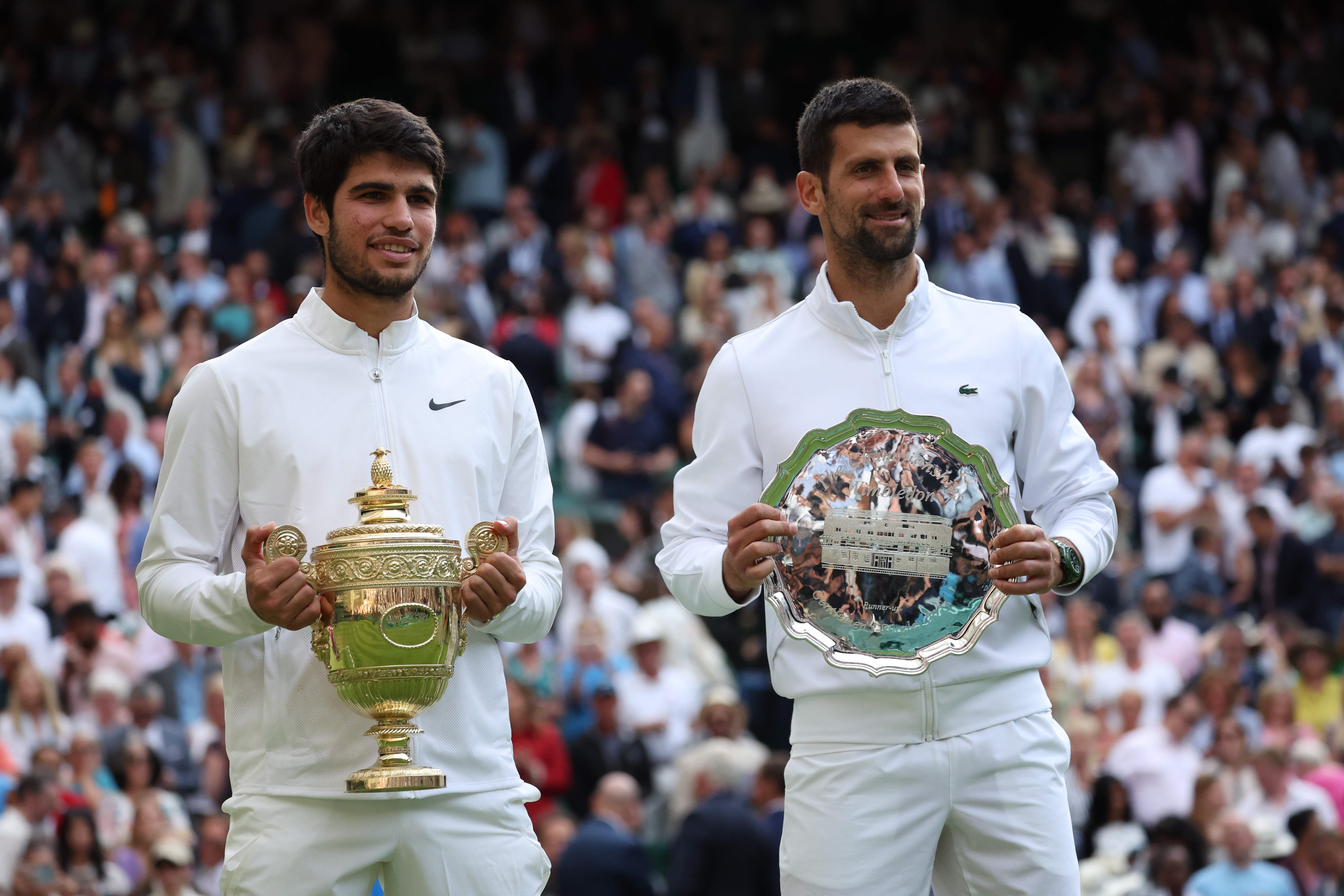 Wimbledon (United Kingdom), 16/07/2023.- Winner Carlos Alcaraz (L) of Spain and runner-up Novak Djokovic of Serbia pose with their trophies after the Men's Singles final match at the Wimbledon Championships, Wimbledon, Britain, 16 July 2023. (Tenis, España, Reino Unido) EFE/EPA/NEIL HALL EDITORIAL USE ONLY EDITORIAL USE ONLY