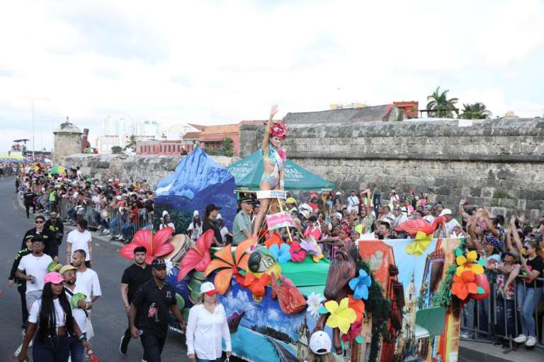 así lucen las reinas en el Desfile de la Independencia