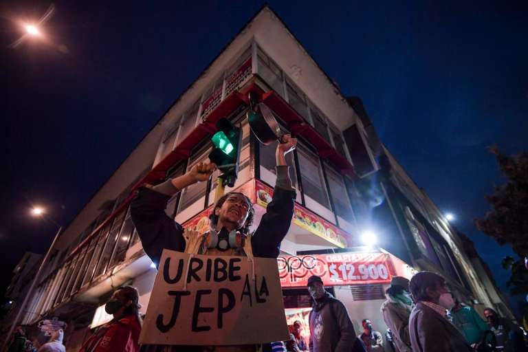 De acuerdo con el alto tribunal, la decisión se basa en un riguroso estudio jurídico que determinó que, estando en libertad, Uribe podría representar un riesgo de osbtrucción de la justicia.