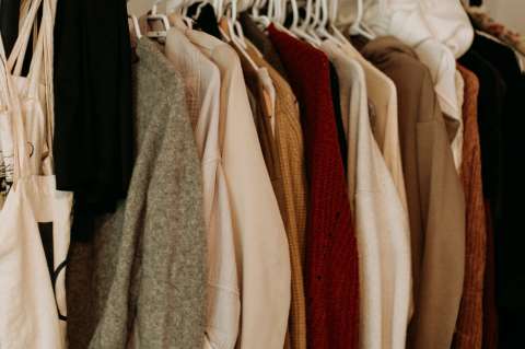 5 prendas básicas que deben estar en tu guardarropas y no pasan de moda