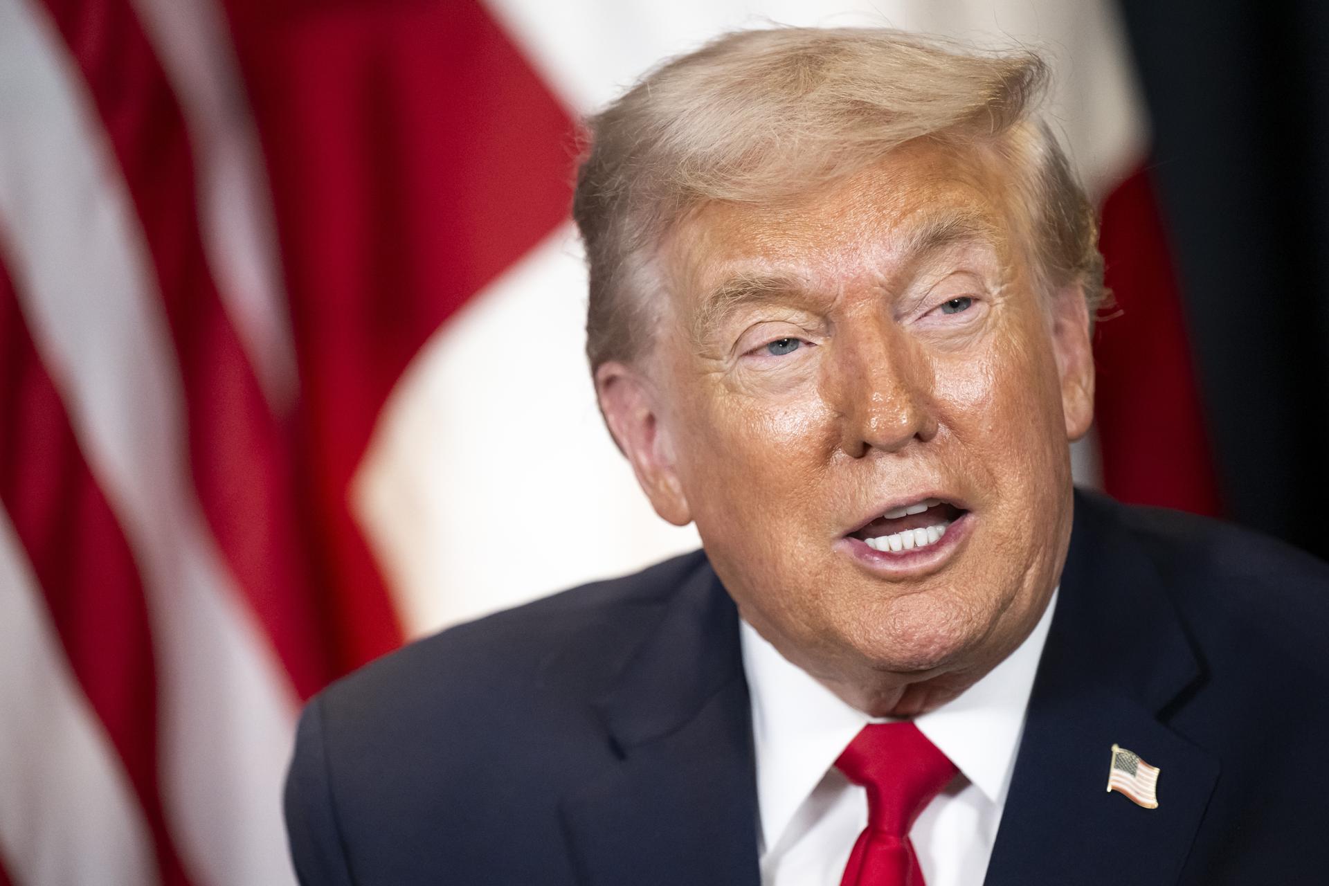 Davos (Switzerland), 21/01/2026.- US President Donald Trump speaks prior to a bilateral meeting with Swiss officials on the sidelines of the 56th annual meeting of the World Economic Forum (WEF) in Davos, Switzerland, 21 January 2026. The 2026 summit, running from 19 to 23 January and held under the theme 'A Spirit of Dialogue,' brings together global political leaders, corporate executives, and scientists to address international challenges. (Suiza) EFE/EPA/LAURENT GILLIERON / POOL