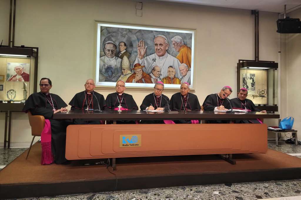 CIUDAD DEL VATICANO, 24/03/2023.- Rueda de prensa en Roma de los obispos colombianos de Florencia, Nuova Pamplona, Ibagué y Bogotá tras ver al papa. El papa Francisco invitó hoy a los obispos colombianos a que "apoyen el camino de la paz" y de la reconciliación en el país y a cualquier dirigente, "sea de la corriente que sea", después de recibir a un grupo de ellos que se encuentra en visita "ad limina", la que cada cinco años deben hacer las conferencias episcopales al Vaticano. EFE/Cristina Cabrejas