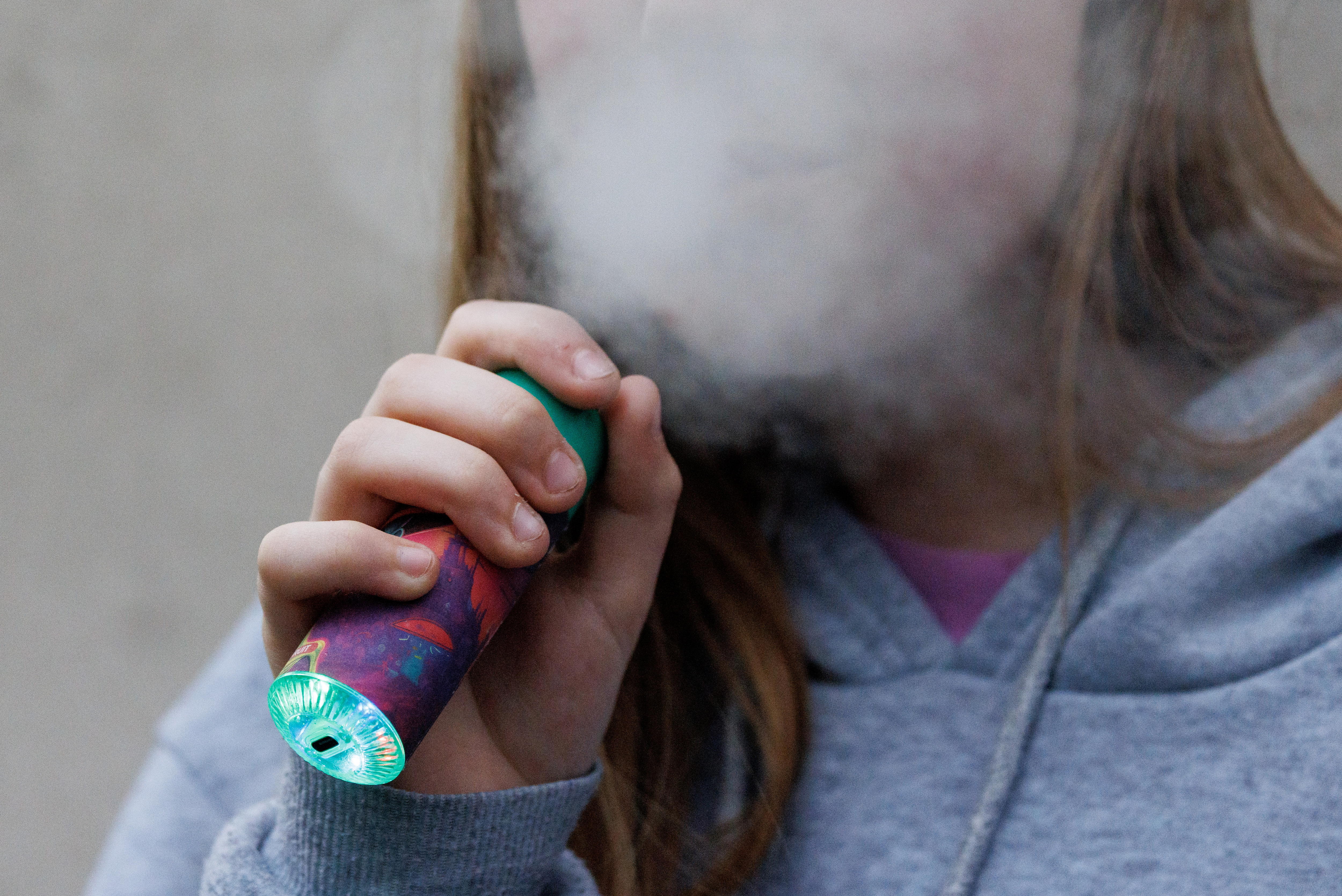 London (United Kingdom), 26/03/2024.- A child uses a vaping product in London, Britain, 26 March 2024. Tadeu Marroco, chief executive of British American Tobacco (BAT), claims the UK government's Tobacco and Vapes Bill, which will ban disposable vapes, will not be 'effective.' BAT is also calling for vape sellers to be licensed, and for licences to be taken away from firms caught selling to minors. Minimum age for legally buying vapes in the UK is 18. (Reino Unido, Londres) EFE/EPA/TOLGA AKMEN