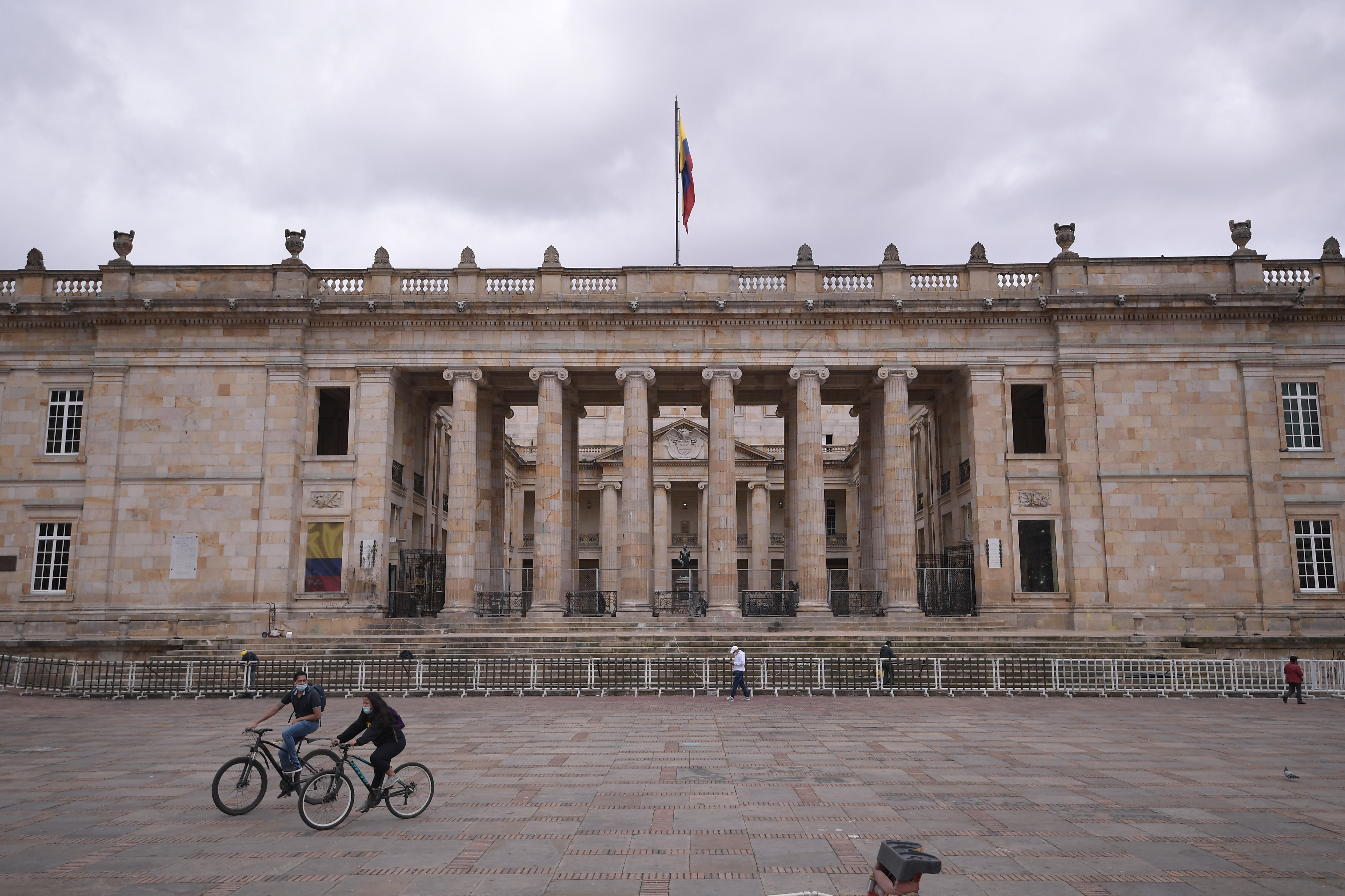Instalación de rejas a las afueras del Congreso.