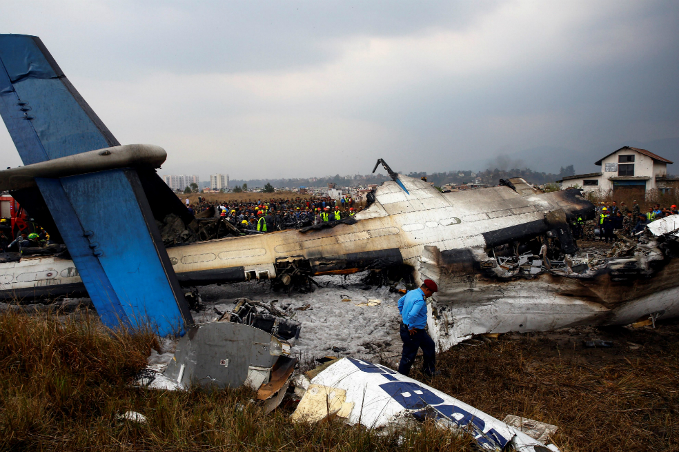 El avión aterrizó de emergencia en una cancha de fútbol donde fue consumido por las llamas. / EFE