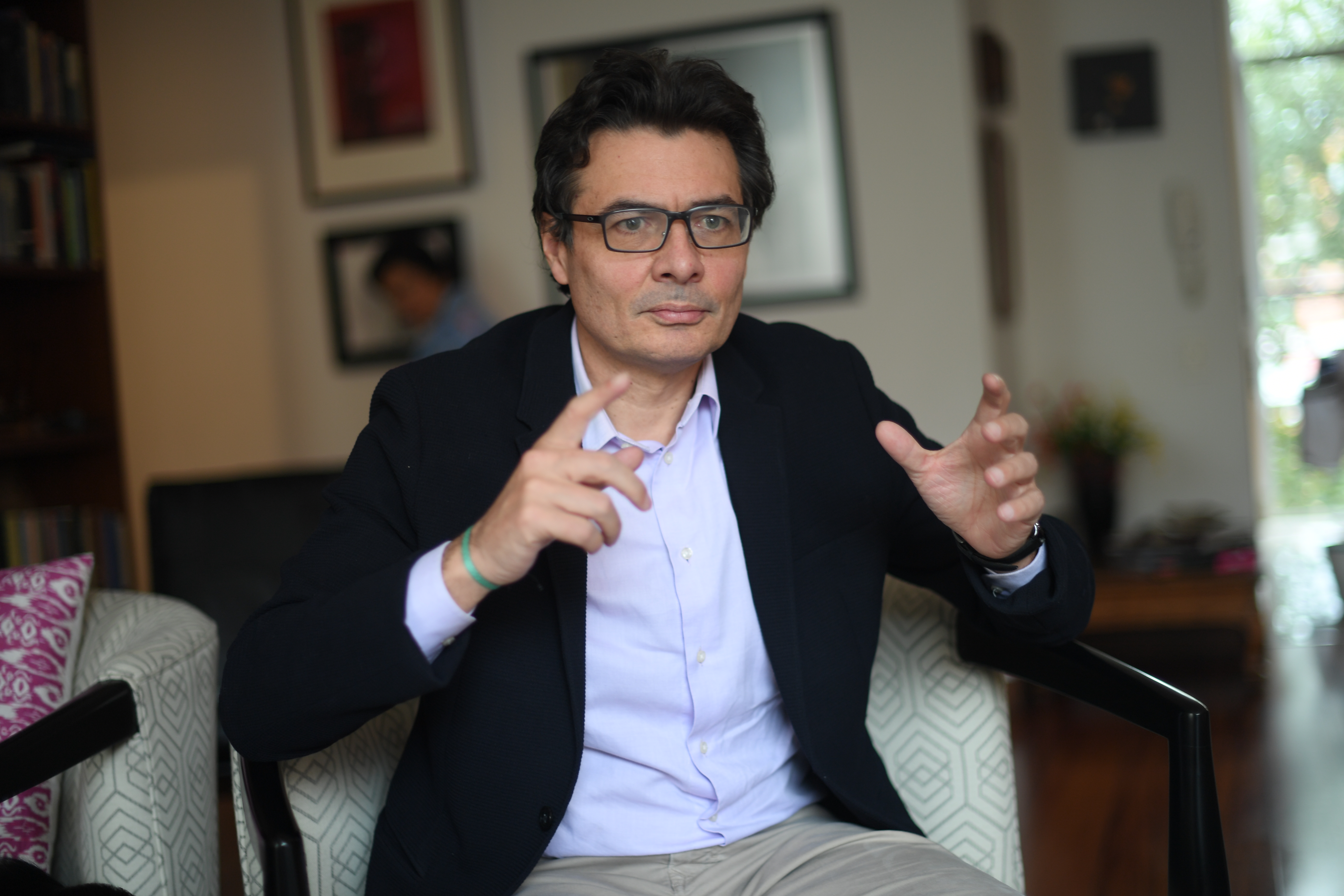 Economista y político colombiano en entrevista.