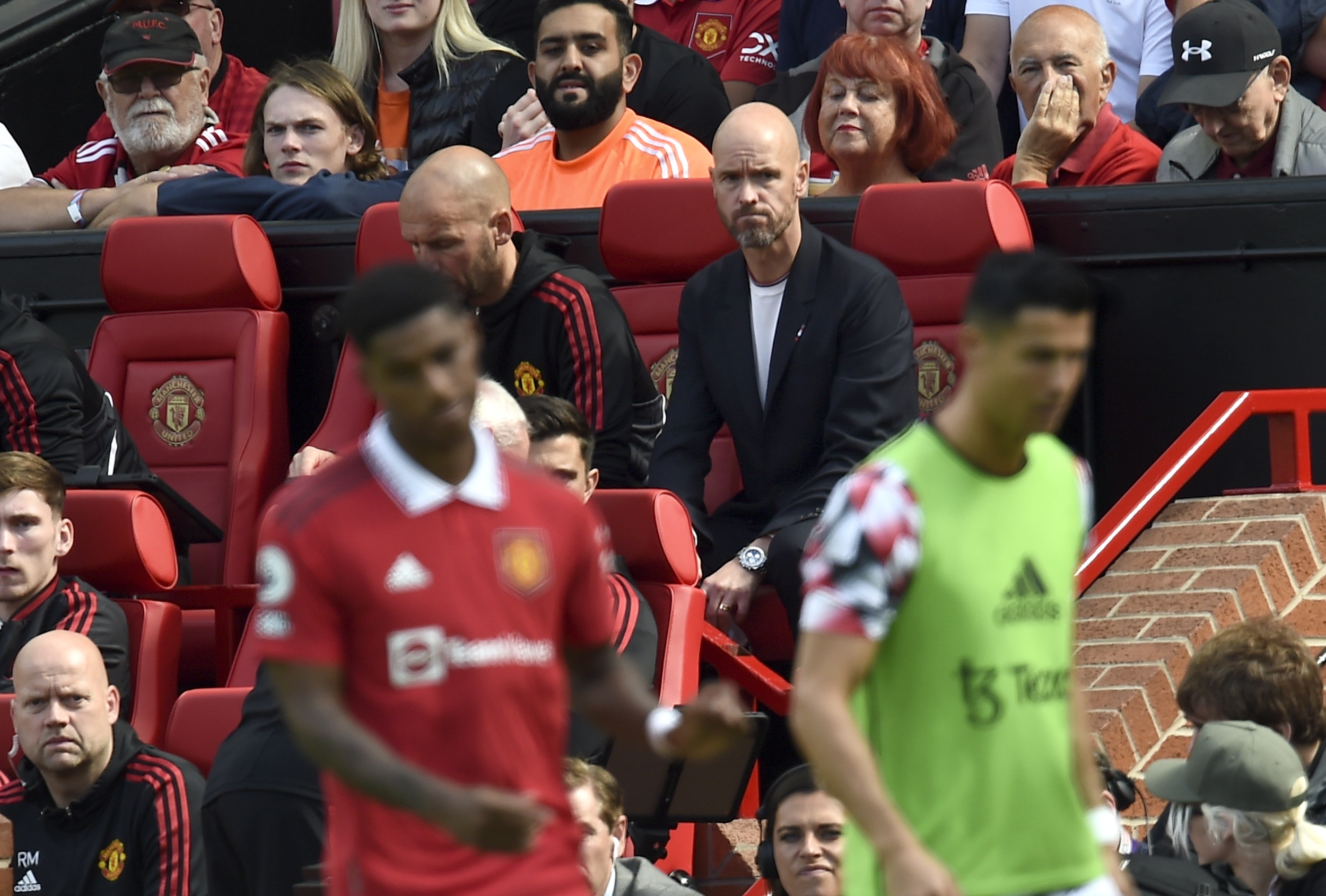 Manchester (United Kingdom), 07/08/2022.- Manchester United manager Erik ten Hag (C) reacts during the English Premier League soccer match between Manchester United and Brighton Hove Albion in Manchester, Britain, 07 August 2022. (Reino Unido) EFE/EPA/Peter Powell EDITORIAL USE ONLY. No use with unauthorized audio, video, data, fixture lists, club/league logos or 'live' services. Online in-match use limited to 120 images, no video emulation. No use in betting, games or single club/league/player publications