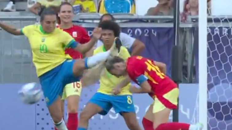 Patada de Marta de Brasil en el partido contra España en los Juegos Olímpicos