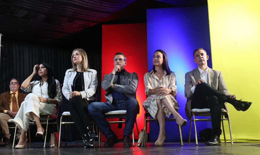AME8089. CARACAS (VENEZUELA), 04/08/2023.- Los precandidatos presidenciales de la oposición, desde la izquierda, Delsa Solórzano, Gloria Pinho, Henrique Capriles, María Corina Machado y Roberto Enríquez Lavaud participan en un acto político conjunto hoy, en Caracas (Venezuela). Los 13 candidatos a las primarias opositoras del 22 de octubre, que definirán al abanderado que se enfrentará al chavismo en las presidenciales de 2024, firmaron este viernes un documento con los "principios comunes" que regirán su programa de Gobierno, en caso de ganar los comicios del próximo año. El acuerdo suscrito establece que el país "debe avanzar en cambios que consoliden un nuevo modelo político, económico y social", siempre que sea "sobre la base de unos principios comunes, a partir de los cuales la candidatura unitaria (quien resulte vencedor en octubre) diseñará su programa de reformas estructurales". EFE/ Miguel Gutiérrez
