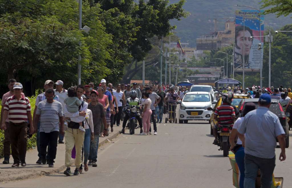 ACOMPAÑA CRÓNICA: COLOMBIA VENEZUELA. CUC200. CÚCUTA. (COLOMBIA), 22/02/2023.- Decenas de personas cruzan el puente Simón Bolivar que conecta a Colombia con Venezuela, el 20 de febrero de 2023, en Cúcuta (Colombia). Las trochas que durante años fueron la única vía de comunicación entre Colombia y Venezuela subsisten en la frontera tras el restablecimiento de las relaciones entre los dos países, aunque con un movimiento reducido de personas y mercancías. EFE/ Mario Caicedo