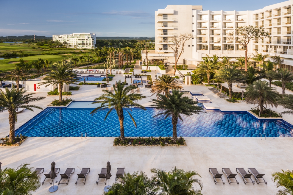 El hotel cuenta con cuatro piscinas con vista al mar, gimnasio, spa y club para niños. / Fotos: Cortesía