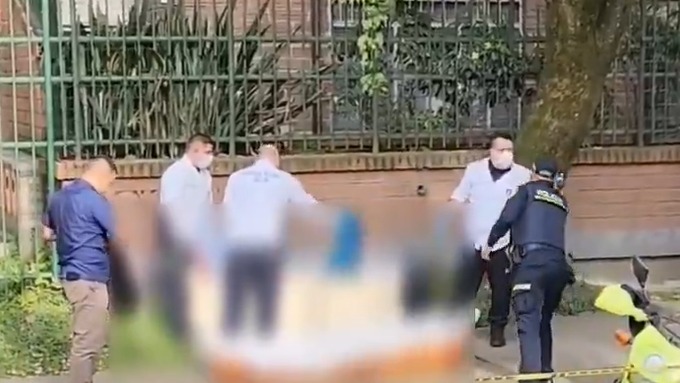 La víctima tenía un impacto por arma de fuego en su pómulo derecho.
