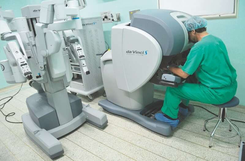 Los robots también se usan para operar a mujeres con cáncer uterino. / Archivo