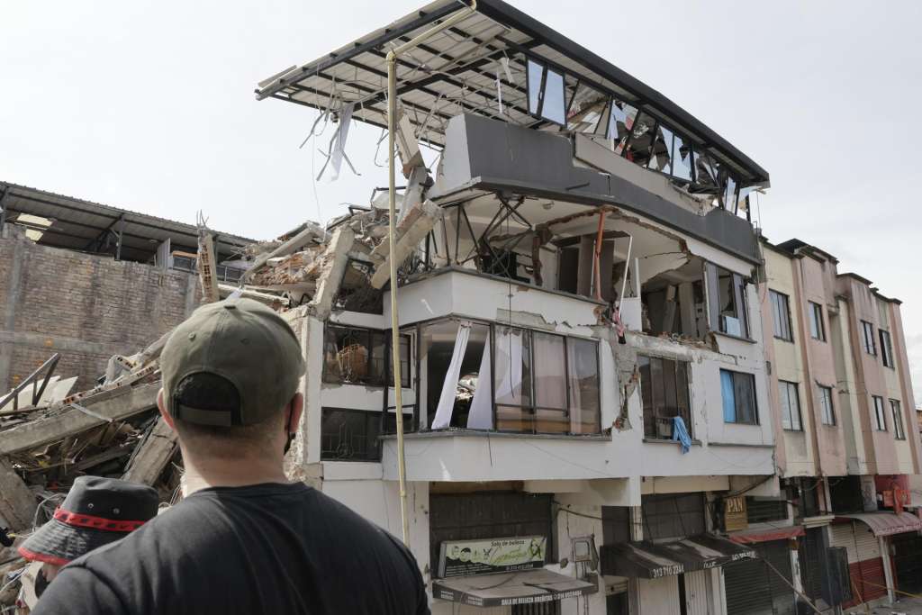 AME8355. PEREIRA (COLOMBIA), 12/08/2026.- Un hombre observa una edificación destruida por el terremoto de magnitud 7,4 del pasado lunes, este miércoles en Pereira (Colombia). EFE/ Carlos Ortega